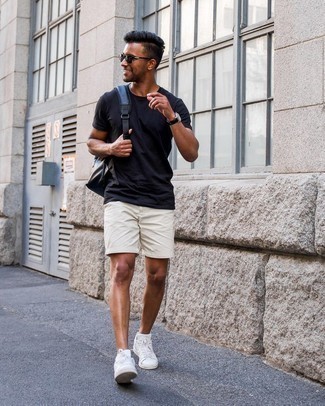 Schwarze und goldene Sonnenbrille kombinieren – 500+ Herren Outfits heiß Wetter: Halten Sie Ihr Outfit locker mit einem schwarzen T-Shirt mit einem Rundhalsausschnitt und einer schwarzen und goldenen Sonnenbrille. Fühlen Sie sich ideenreich? Wählen Sie weißen Leder niedrige Sneakers.