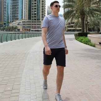 graues T-Shirt mit einem Rundhalsausschnitt, schwarze Shorts, graue Segeltuch niedrige Sneakers, dunkelblaue Sonnenbrille für Herren