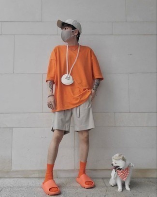 Teenager: Silberne Shorts kombinieren – 7 Herren Outfits heiß Wetter: Kombinieren Sie ein orange T-Shirt mit einem Rundhalsausschnitt mit silbernen Shorts für ein Alltagsoutfit, das Charakter und Persönlichkeit ausstrahlt. Bringen Sie die Dinge durcheinander, indem Sie orange Gummi Sandalen mit diesem Outfit tragen.