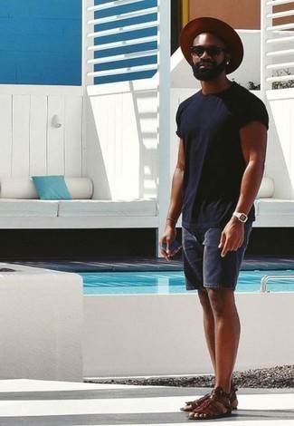 Dunkelblaue Shorts kombinieren – 804+ Herren Outfits: Vereinigen Sie ein dunkelblaues T-Shirt mit einem Rundhalsausschnitt mit dunkelblauen Shorts für ein Alltagsoutfit, das Charakter und Persönlichkeit ausstrahlt. Wählen Sie die legere Option mit braunen Ledersandalen.