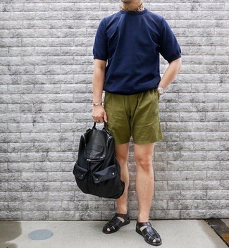 Olivgrüne Shorts kombinieren – 69 Lässige Herren Outfits heiß Wetter: Tragen Sie ein dunkelblaues T-Shirt mit einem Rundhalsausschnitt und olivgrünen Shorts, um mühelos alles zu meistern, was auch immer der Tag bringen mag. Fühlen Sie sich mutig? Vervollständigen Sie Ihr Outfit mit schwarzen Ledersandalen.