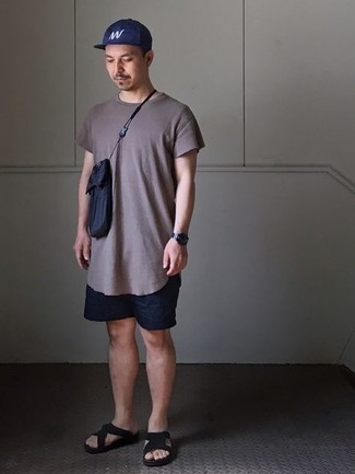 Dunkelbraunes T-Shirt mit einem Rundhalsausschnitt kombinieren – 43 Lässige Herren Outfits: Entscheiden Sie sich für ein dunkelbraunes T-Shirt mit einem Rundhalsausschnitt und dunkelblauen Shorts für einen bequemen Alltags-Look. Suchen Sie nach leichtem Schuhwerk? Wählen Sie schwarzen Segeltuchsandalen für den Tag.