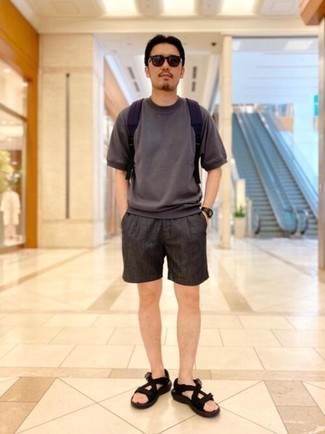 30 Jährige: Wie Shorts mit Sandalen zu kombinieren – 227 Herren Outfits: Kombinieren Sie ein dunkelgraues T-Shirt mit einem Rundhalsausschnitt mit Shorts für einen bequemen Alltags-Look. Fühlen Sie sich ideenreich? Entscheiden Sie sich für Sandalen.