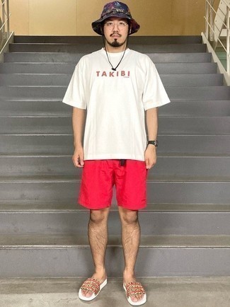 weißes und rotes bedrucktes T-Shirt mit einem Rundhalsausschnitt, rote Shorts, hellbeige Gummi Sandalen, dunkelblauer Mit Batikmuster Fischerhut für Herren