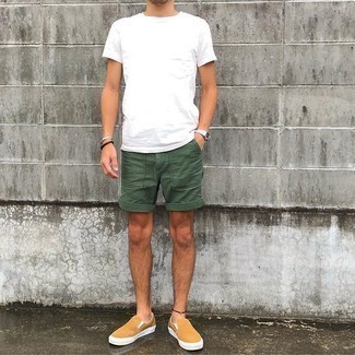 30 Jährige: Wie weißes T-Shirt mit einem Rundhalsausschnitt mit hellbeige Slip-On Sneakers aus Segeltuch zu kombinieren – 1 Casual Herren Outfits heiß Wetter: Kombinieren Sie ein weißes T-Shirt mit einem Rundhalsausschnitt mit olivgrünen Shorts, um einen lockeren, aber dennoch stylischen Look zu erhalten. Fügen Sie hellbeige Slip-On Sneakers aus Segeltuch für ein unmittelbares Style-Upgrade zu Ihrem Look hinzu.