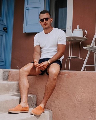 Dunkelblaue Shorts kombinieren – 804+ Herren Outfits: Erwägen Sie das Tragen von einem weißen T-Shirt mit einem Rundhalsausschnitt und dunkelblauen Shorts für ein Alltagsoutfit, das Charakter und Persönlichkeit ausstrahlt. Fühlen Sie sich ideenreich? Vervollständigen Sie Ihr Outfit mit orange Slip-On Sneakers.