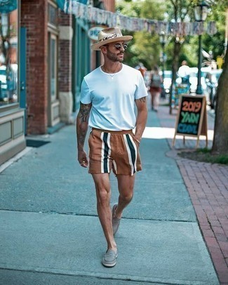 Welche Slipper mit hellbeige Shorts zu tragen – 63 Herren Outfits: Tragen Sie ein weißes T-Shirt mit einem Rundhalsausschnitt und hellbeige Shorts für einen entspannten Wochenend-Look. Fügen Sie Slipper für ein unmittelbares Style-Upgrade zu Ihrem Look hinzu.