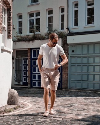 Beige Leder Slipper kombinieren – 93 Herren Outfits: Vereinigen Sie ein weißes T-Shirt mit einem Rundhalsausschnitt mit beige Shorts für einen bequemen Alltags-Look. Entscheiden Sie sich für beige Leder Slipper, um Ihr Modebewusstsein zu zeigen.