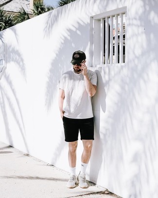 Schwarze Shorts kombinieren – 500+ Herren Outfits: Kombinieren Sie ein weißes T-Shirt mit einem Rundhalsausschnitt mit schwarzen Shorts für ein großartiges Wochenend-Outfit. Machen Sie diese Aufmachung leger mit grauen Sportschuhen.