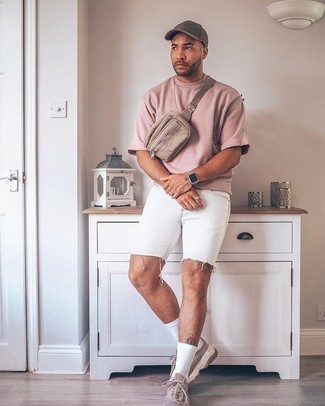 30 Jährige: Graue Lederuhr kombinieren – 12 Lässige Herren Outfits heiß Wetter: Erwägen Sie das Tragen von einem rosa T-Shirt mit einem Rundhalsausschnitt und einer grauen Lederuhr für einen entspannten Wochenend-Look. Entscheiden Sie sich für braunen Sportschuhe, um Ihr Modebewusstsein zu zeigen.