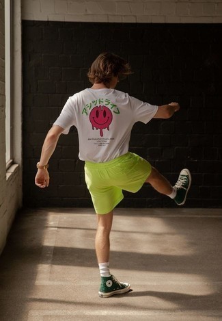 Gelbgrüne Sportshorts kombinieren – 40 Herren Outfits: Ein weißes bedrucktes T-Shirt mit einem Rundhalsausschnitt und gelbgrüne Sportshorts vermitteln eine sorglose und entspannte Atmosphäre. Fühlen Sie sich mutig? Wählen Sie dunkelgrünen hohe Sneakers aus Segeltuch.