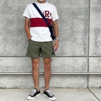 Lässige Outfits Herren 2021: Kombinieren Sie ein weißes und rotes bedrucktes T-Shirt mit einem Rundhalsausschnitt mit olivgrünen Sportshorts für einen entspannten Wochenend-Look. Setzen Sie bei den Schuhen auf die klassische Variante mit schwarzen und weißen Segeltuch niedrigen Sneakers.