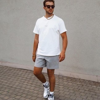 Dunkelgraue Shorts kombinieren – 432 Herren Outfits: Ein weißes T-Shirt mit einem Rundhalsausschnitt und dunkelgraue Shorts sind eine kluge Outfit-Formel für Ihre Sammlung. Graue Segeltuch niedrige Sneakers sind eine gute Wahl, um dieses Outfit zu vervollständigen.