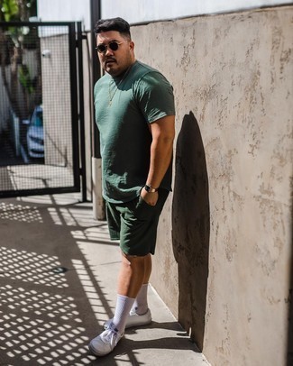 30 Jährige: Welche Sportshorts mit olivgrünen T-Shirts mit einem Rundhalsausschnitt zu tragen – 4 Herren Outfits heiß Wetter: Entscheiden Sie sich für ein olivgrünes T-Shirt mit einem Rundhalsausschnitt und Sportshorts für einen entspannten Wochenend-Look. Putzen Sie Ihr Outfit mit weißen Segeltuch niedrigen Sneakers.