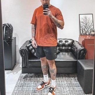 Orange Leder niedrige Sneakers kombinieren – 57 Herren Outfits: Kombinieren Sie ein orange T-Shirt mit einem Rundhalsausschnitt mit dunkelgrauen Sportshorts für einen entspannten Wochenend-Look. Fühlen Sie sich ideenreich? Entscheiden Sie sich für orange Leder niedrige Sneakers.