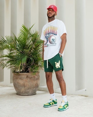 weißes bedrucktes T-Shirt mit einem Rundhalsausschnitt, dunkelgrüne Sportshorts, mehrfarbige Leder niedrige Sneakers, fuchsia Baseballkappe für Herren