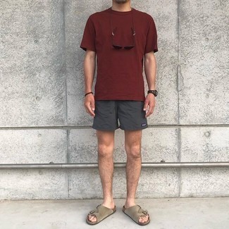 dunkelrotes T-Shirt mit einem Rundhalsausschnitt von Dries Van Noten