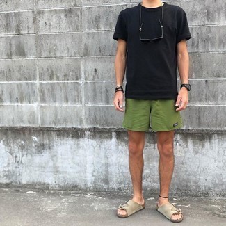 Olivgrüne Shorts kombinieren – 410 Herren Outfits: Tragen Sie ein schwarzes T-Shirt mit einem Rundhalsausschnitt und olivgrünen Shorts für einen entspannten Wochenend-Look. Hellbeige Wildledersandalen verleihen einem klassischen Look eine neue Dimension.