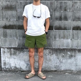 weißes T-Shirt mit einem Rundhalsausschnitt, olivgrüne Sportshorts, graue Wildledersandalen, dunkelgraue Sonnenbrille für Herren