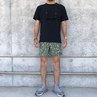 Olivgrüne Shorts kombinieren – 410 Herren Outfits: Ein schwarzes T-Shirt mit einem Rundhalsausschnitt und olivgrüne Shorts sind eine ideale Outfit-Formel für Ihre Sammlung. Suchen Sie nach leichtem Schuhwerk? Ergänzen Sie Ihr Outfit mit grauen Sportschuhen für den Tag.