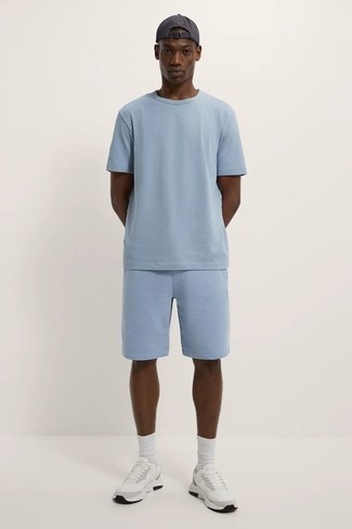 Hellblaue Shorts kombinieren – 268 Herren Outfits: Entscheiden Sie sich für Komfort in einem hellblauen T-Shirt mit einem Rundhalsausschnitt und hellblauen Shorts. Wenn Sie nicht durch und durch formal auftreten möchten, wählen Sie weißen Sportschuhe.