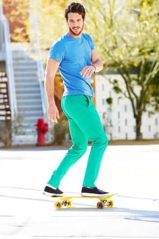 türkises horizontal gestreiftes T-Shirt mit einem Rundhalsausschnitt, mintgrüne Chinohose, dunkelblaue Leinenschuhe, Sneakersocken für Herren