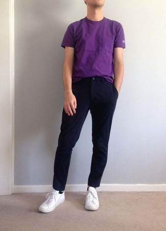 violettes T-Shirt mit einem Rundhalsausschnitt, dunkelblaue Chinohose, weiße Segeltuch niedrige Sneakers, schwarze Sneakersocken für Herren