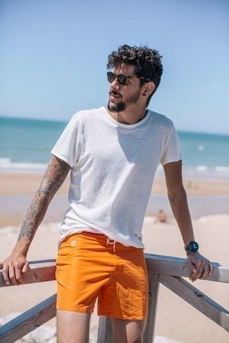 30 Jährige: Braune Sonnenbrille kombinieren – 334 Lässige Herren Outfits: Vereinigen Sie ein weißes T-Shirt mit einem Rundhalsausschnitt mit einer braunen Sonnenbrille für einen entspannten Wochenend-Look.