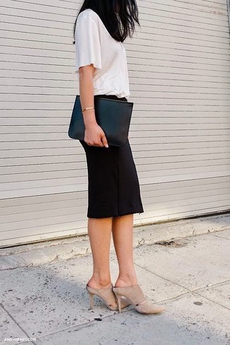 Pantoletten kombinieren – 283 Damen Outfits: Probieren Sie die Kombi aus einem weißen T-Shirt mit einem Rundhalsausschnitt und einem schwarzen Bleistiftrock für einen stylischen Freizeit-Look. Fügen Sie Pantoletten für ein unmittelbares Style-Upgrade zu Ihrem Look hinzu.