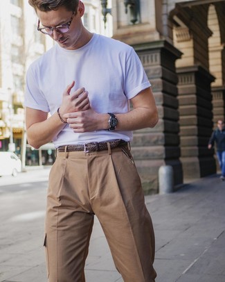 30 Jährige: Braunen geflochtenen Ledergürtel kombinieren – 44 Herren Outfits heiß Wetter: Kombinieren Sie ein weißes T-Shirt mit einem Rundhalsausschnitt mit einem braunen geflochtenen Ledergürtel für einen entspannten Wochenend-Look.