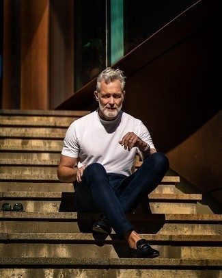 50 Jährige: Silberne Uhr kombinieren – 500+ Herren Outfits: Tragen Sie ein weißes T-Shirt mit einem Rundhalsausschnitt und eine silberne Uhr für einen entspannten Wochenend-Look. Fühlen Sie sich mutig? Wählen Sie schwarzen Leder Slipper.