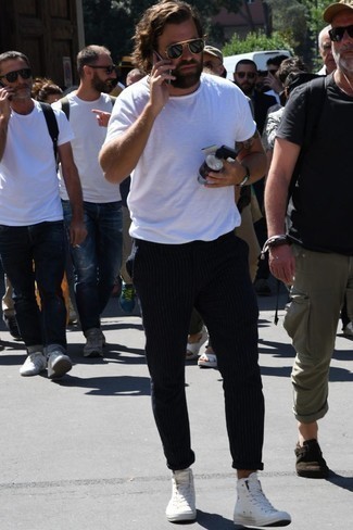 weißes T-Shirt mit einem Rundhalsausschnitt, schwarze vertikal gestreifte Chinohose, weiße hohe Sneakers aus Segeltuch, schwarze und goldene Sonnenbrille für Herren