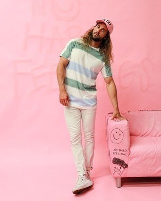 Rosa Baseballkappe kombinieren – 79 Herren Outfits: Ein weißes horizontal gestreiftes T-Shirt mit einem Rundhalsausschnitt und eine rosa Baseballkappe sind eine perfekte Wochenend-Kombination. Machen Sie Ihr Outfit mit weißen hohen Sneakers aus Segeltuch eleganter.