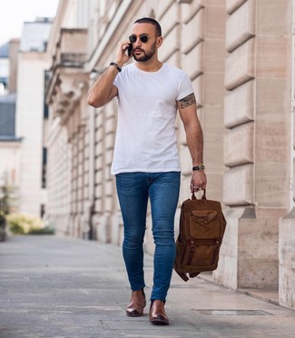 Blaue enge Jeans kombinieren – 1200+ Herren Outfits: Erwägen Sie das Tragen von einem weißen T-Shirt mit einem Rundhalsausschnitt und blauen engen Jeans für einen entspannten Wochenend-Look. Braune Chelsea Boots aus Leder putzen umgehend selbst den bequemsten Look heraus.