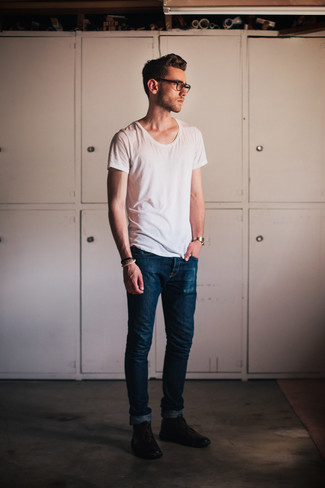 Lederstiefel kombinieren – 8 Casual Herren Outfits heiß Wetter: Tragen Sie ein weißes T-Shirt mit einem Rundhalsausschnitt und dunkelblauen enge Jeans für einen entspannten Wochenend-Look. Ergänzen Sie Ihr Outfit mit Lederstiefeln, um Ihr Modebewusstsein zu zeigen.