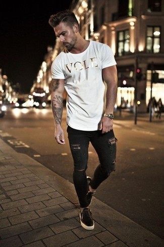 weißes bedrucktes T-Shirt mit einem Rundhalsausschnitt, dunkelgraue enge Jeans mit Destroyed-Effekten, schwarze Slip-On Sneakers aus Leder, goldene Uhr für Herren