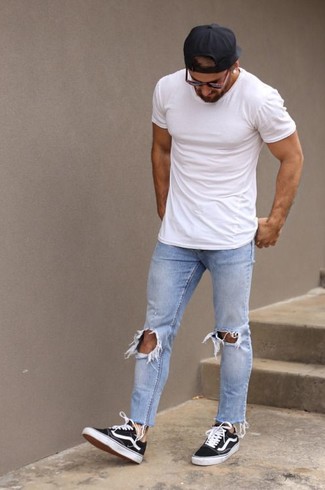 20 Jährige: Welche T-Shirts mit einem Rundhalsausschnitt mit hellblauer enger Jeans zu tragen – 48 Sommer Herren Outfits: Kombinieren Sie ein T-Shirt mit einem Rundhalsausschnitt mit hellblauen engen Jeans für einen entspannten Wochenend-Look. Vervollständigen Sie Ihr Outfit mit schwarzen und weißen Segeltuch niedrigen Sneakers, um Ihr Modebewusstsein zu zeigen. Der Look ist einfach mega und passt toll zum Sommer.