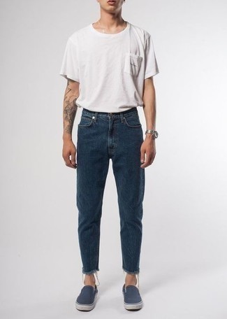 weißes T-Shirt mit einem Rundhalsausschnitt, dunkelblaue Jeans, dunkelblaue Slip-On Sneakers aus Segeltuch, silberne Uhr für Herren
