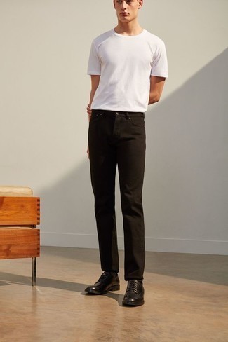 weißes T-Shirt mit einem Rundhalsausschnitt, dunkelbraune Jeans, dunkelbraune Leder Derby Schuhe, dunkelbraune Socken für Herren