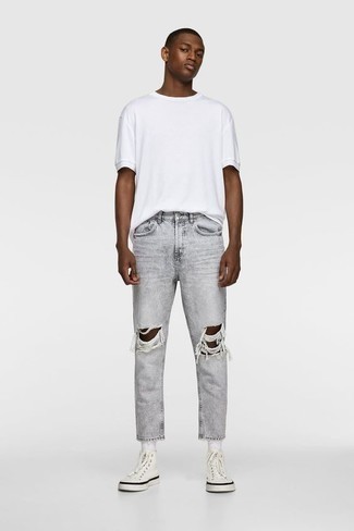 Silberne Jeans kombinieren – 1200+ Herren Outfits: Ein weißes T-Shirt mit einem Rundhalsausschnitt und silberne Jeans sind eine perfekte Wochenend-Kombination. Wenn Sie nicht durch und durch formal auftreten möchten, entscheiden Sie sich für weißen hohe Sneakers aus Segeltuch.