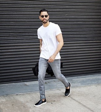 Schwarze Slip-On Sneakers aus Leder kombinieren – 93 Herren Outfits: Kombinieren Sie ein weißes T-Shirt mit einem Rundhalsausschnitt mit grauen Jeans für ein großartiges Wochenend-Outfit. Schwarze Slip-On Sneakers aus Leder sind eine einfache Möglichkeit, Ihren Look aufzuwerten.