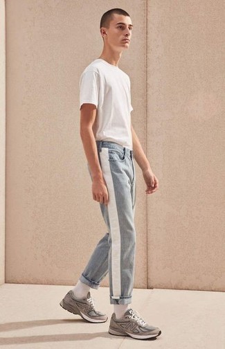 20 Jährige: Silberne Jeans kombinieren – 152 Sommer Herren Outfits: Kombinieren Sie ein weißes T-Shirt mit einem Rundhalsausschnitt mit silbernen Jeans für einen bequemen Alltags-Look. Suchen Sie nach leichtem Schuhwerk? Ergänzen Sie Ihr Outfit mit braunen Sportschuhen für den Tag. Schon ergibt sich ein trendiger Sommer-Look.
