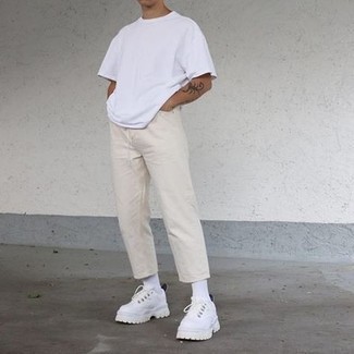 Hellbeige Jeans kombinieren – 300 Casual Herren Outfits: Kombinieren Sie ein weißes T-Shirt mit einem Rundhalsausschnitt mit hellbeige Jeans, um mühelos alles zu meistern, was auch immer der Tag bringen mag. Weiße Segeltuch niedrige Sneakers sind eine perfekte Wahl, um dieses Outfit zu vervollständigen.