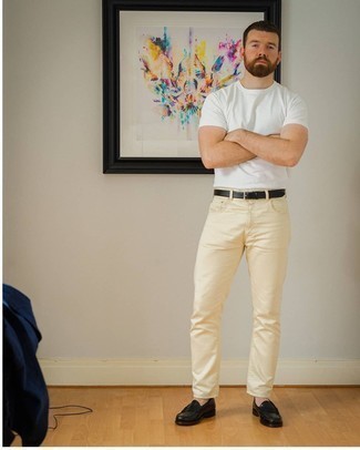 Hellbeige Jeans kombinieren – 500+ Herren Outfits: Entscheiden Sie sich für ein weißes T-Shirt mit einem Rundhalsausschnitt und hellbeige Jeans, um mühelos alles zu meistern, was auch immer der Tag bringen mag. Fühlen Sie sich ideenreich? Ergänzen Sie Ihr Outfit mit schwarzen Leder Slippern.