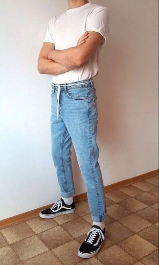 weißes T-Shirt mit einem Rundhalsausschnitt, hellblaue Jeans, schwarze und weiße niedrige Sneakers, weiße Socken für Herren