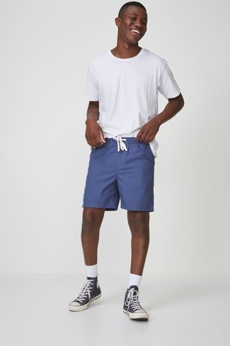 Blaue hohe Sneakers aus Segeltuch kombinieren – 173 Herren Outfits: Kombinieren Sie ein weißes T-Shirt mit einem Rundhalsausschnitt mit blauen Shorts, um einen lockeren, aber dennoch stylischen Look zu erhalten. Wählen Sie die legere Option mit blauen hohen Sneakers aus Segeltuch.