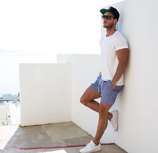 Blaue Shorts kombinieren – 804+ Herren Outfits: Tragen Sie ein weißes T-Shirt mit einem Rundhalsausschnitt und blauen Shorts für einen bequemen Alltags-Look. Komplettieren Sie Ihr Outfit mit weißen niedrigen Sneakers.