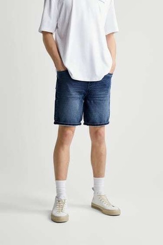 30 Jährige: Weiße Socken kombinieren – 500+ Sommer Herren Outfits: Tragen Sie ein weißes T-Shirt mit einem Rundhalsausschnitt und weißen Socken für einen entspannten Wochenend-Look. Machen Sie Ihr Outfit mit weißen hohen Sneakers aus Segeltuch eleganter. Was für eine tolle Sommer-Look Idee!