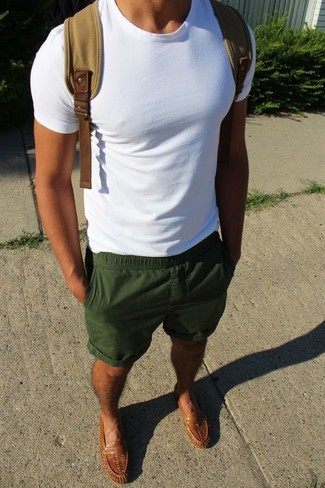 weißes T-Shirt mit einem Rundhalsausschnitt, dunkelgrüne Shorts, braune Leder Slipper, beige Segeltuch Rucksack für Herren