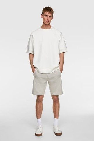 Graue Shorts kombinieren – 432 Herren Outfits: Tragen Sie ein weißes T-Shirt mit einem Rundhalsausschnitt und grauen Shorts für ein Alltagsoutfit, das Charakter und Persönlichkeit ausstrahlt. Weiße Segeltuch niedrige Sneakers fügen sich nahtlos in einer Vielzahl von Outfits ein.